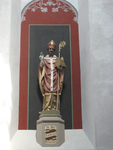 901110 Afbeelding van het Willibrordbeeld in de St.-Catharinakerk (Lange Nieuwstraat 36) te Utrecht. Het beeld is eind ...